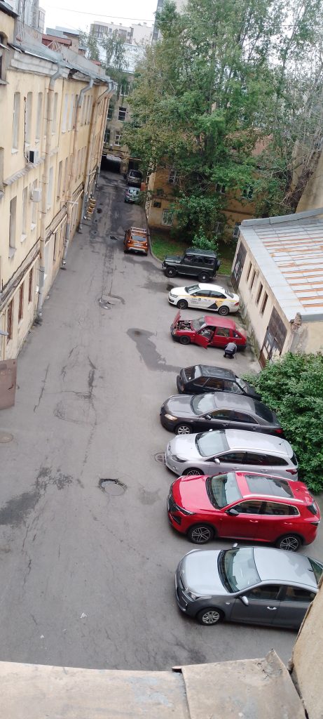 бесплатная парковка автомобилей во внутреннем дворе