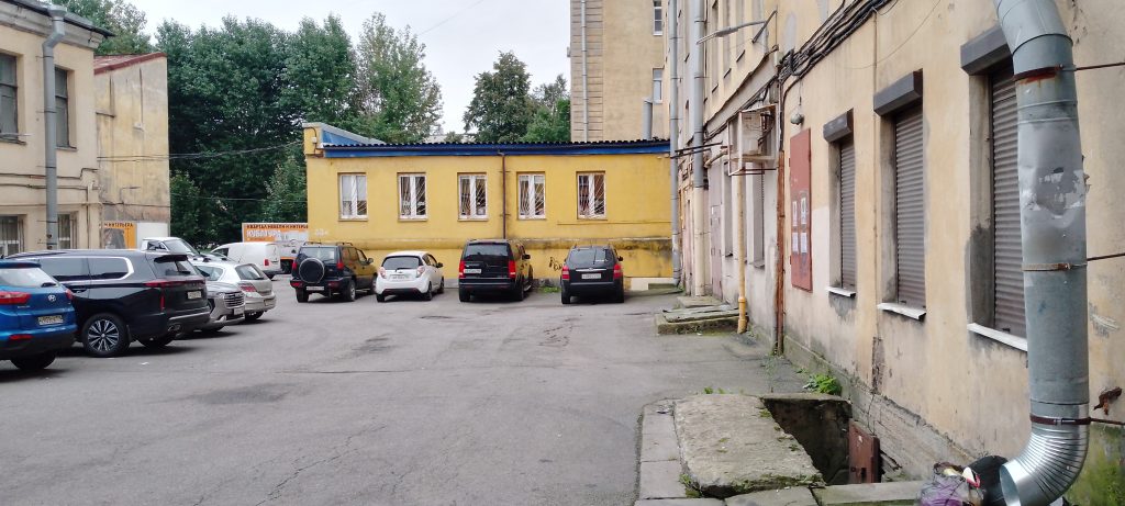 охраняемая авто стоянка во дворе