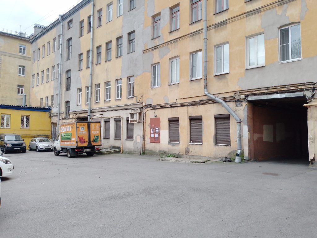 на бесплатной парковке во дворе всегда достаточно места