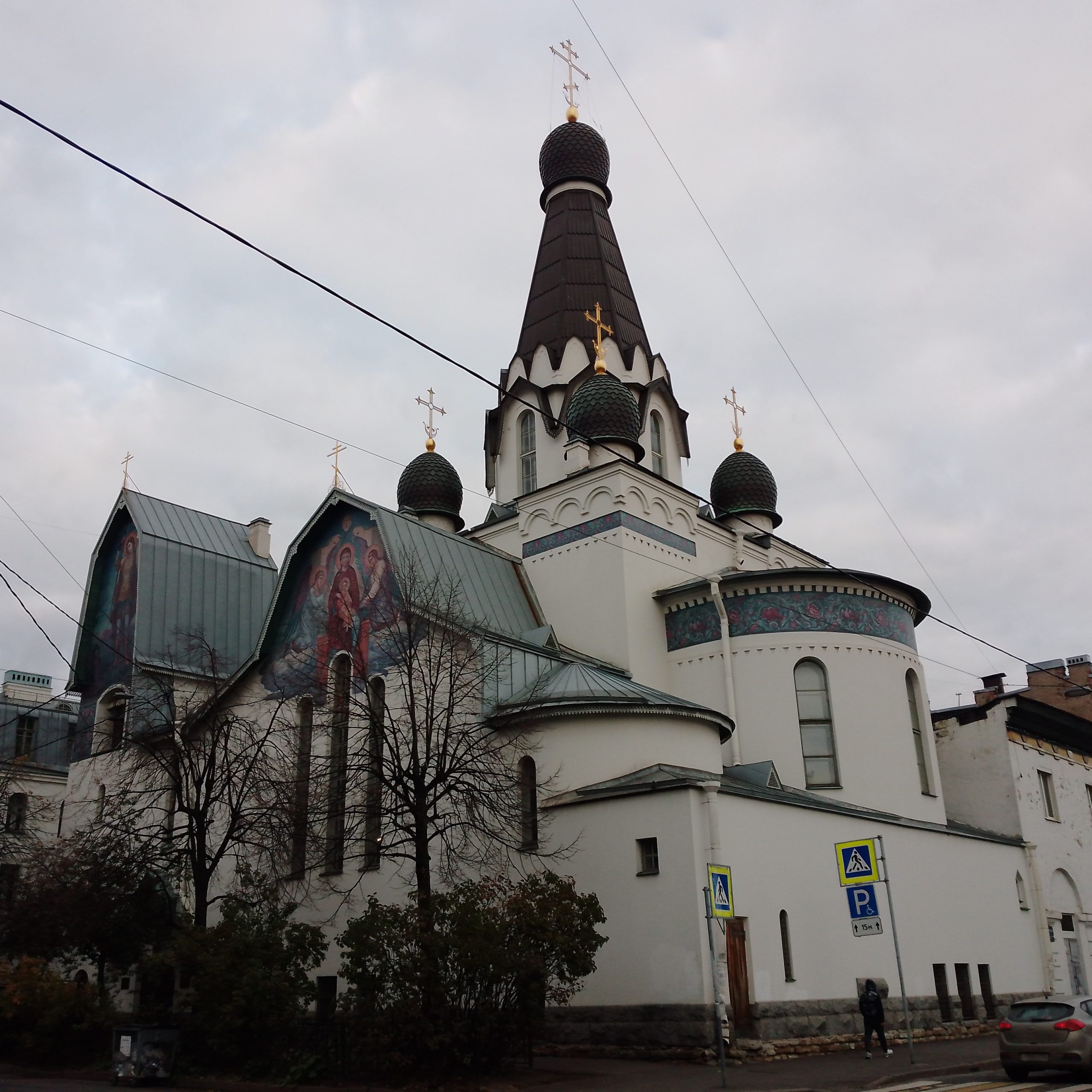 Храм святителя Петра, митрополита Московского — главный собор Творожковского подворья, посвящённый одному из первых московских святителей. Золотые купола и тёплый свет окон создают ощущение благодати