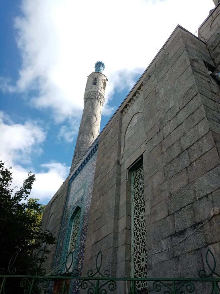 Большая мечеть в Санкт-Петербурге — одна из самых крупных и впечатляющих мечетей Европы. Её величественный синий купол, облицованный керамической плиткой, и два высоких минарета доминируют на фоне городского пейзажа. Архитектура выдержана в традиционном восточном стиле с богатой отделкой, включая геометрические узоры, арабскую каллиграфию и резные детали. Расположенная в центре города, мечеть служит духовным и культурным центром для мусульманской общины Питера