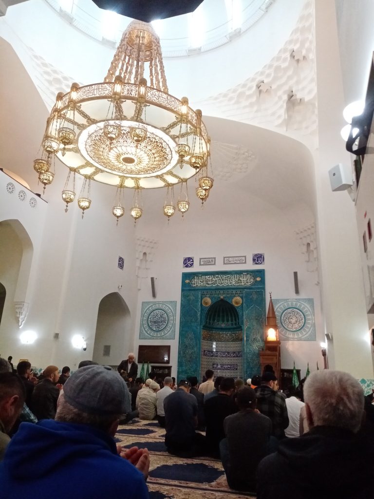 Экскурсия в мечеть Спб — это увлекательное погружение в историю, архитектуру и духовную культуру ислама в России. Посетители знакомятся с величественным обликом Соборной мечети — одной из крупнейших в Европе, узнают о её строительстве в начале XX века, символике восточного убранства и роли мечети в жизни мусульманской общины города. Во время экскурсии гости осматривают внутреннее убранство: резной михраб, купол с традиционной росписью, стены с арабской каллиграфией и просторный молельный зал, устланный коврами. Гид рассказывает об основах ислама, правилах поведения в мечети и современной жизни религиозной общины. Экскурсия проходит с уважением к религиозным традициям и доступна для всех желающих при соблюдении дресс-кода