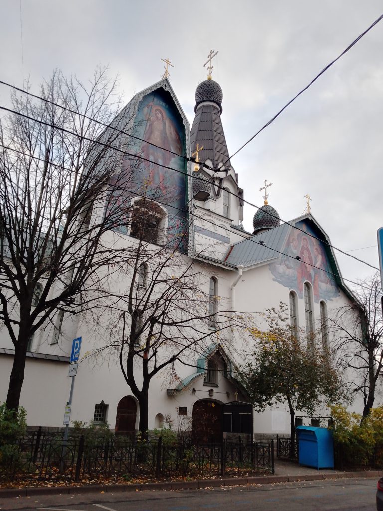 Храм святителя Петра митрополита Московского — главный собор подворья, посвящённый одному из первых московских святителей. Золотые купола и тёплый свет окон создают ощущение благодати