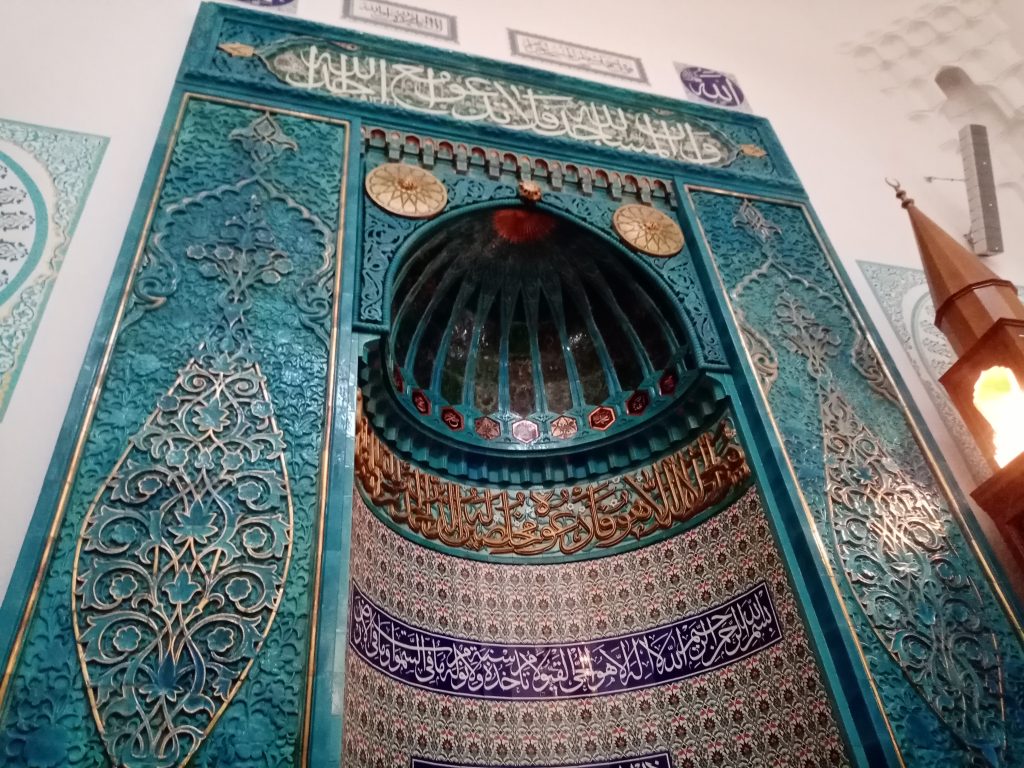 Мечеть как в Самарканде питер, вдохновлённая архитектурой Средней Азии — это яркий пример восточного зодчества в сердце северной столицы. Её фасад украшен керамической мозаикой сине-бирюзовых оттенков, изящными гирляндами арабской вязи и сложными геометрическими узорами, характерными для тимуридской эпохи. Купол, покрытый глазурованной плиткой, и стройные минареты с резными ленточными орнаментами напоминают знаменитые памятники Самарканда — Регистан и мечеть Биби-Ханим. Такой облик создаёт ощущение связи между культурным наследием Центральной Азии и многонациональным духом Петербурга.