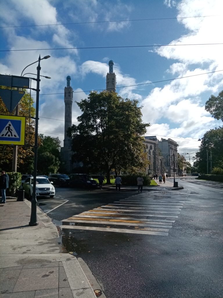 Мечеть на Петроградке в Санкт-Петербурге — элегантное здание с куполом и одним минаретом, выполненное в традиционном исламском архитектурном стиле. Фасад украшен геометрическими узорами и арабской каллиграфией. Расположена в жилом районе, окружена скромной озеленённой территорией, что придаёт ей уютный и умиротворяющий вид.