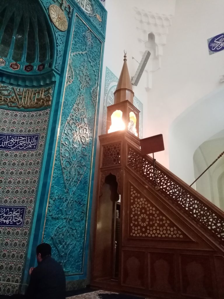 Экскурсия в мечеть Санкт-Петербурга Экскурсия в мечеть Санкт-Петербурга — это увлекательное знакомство с историей, архитектурой и духовной жизнью мусульманской общины северной столицы. Обычно речь идёт о Соборной мечети — одной из крупнейших мечетей Европы, расположенной в историческом центре города, недалеко от Петроградской стороны