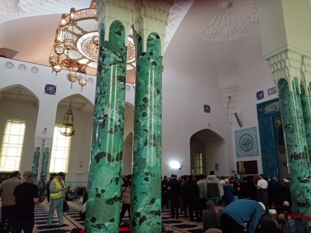 Мечеть СПБ внутри Мечеть СПБ внутри: Интерьер мечети в Санкт-Петербурге — просторное, светлое и умиротворяющее пространство, оформленное в традиционном исламском стиле. Стены украшены изящной арабской вязью с аятами из Корана и геометрическими орнаментами. Центральное место занимает михраб — ниша, указывающая направление на Мекку, рядом с ней расположен минбар (кафедра для проповедей). Пол устлан мягкими коврами, создающими атмосферу благоговения и сосредоточенности. Внутреннее убранство сочетает духовную строгость и эстетическую гармонию