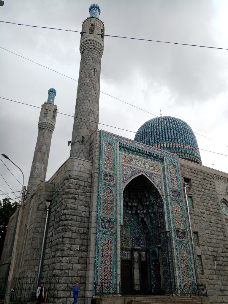 Мусульманская мечеть в Санкт-Петербурге — архитектурный памятник восточного стиля с изящным куполом и высокими минаретами. Её фасад украшен традиционными исламскими орнаментами и арабской вязью. Расположенная в исторической части города, мечеть гармонично сочетает духовную атмосферу и культурное наследие, являясь важным местом поклонения для мусульманской общины Питера.