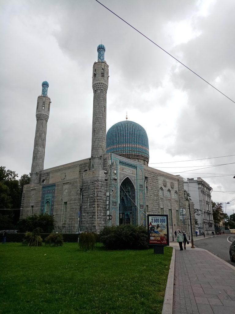 Соборная мечеть на Горьковской Мусульманская мечеть в Санкт-Петербурге — архитектурный памятник восточного стиля с изящным куполом и высокими минаретами. Её фасад украшен традиционными исламскими орнаментами и арабской вязью. Расположенная в исторической части города, мечеть гармонично сочетает духовную атмосферу и культурное наследие, являясь важным местом поклонения для мусульманской общины Питера