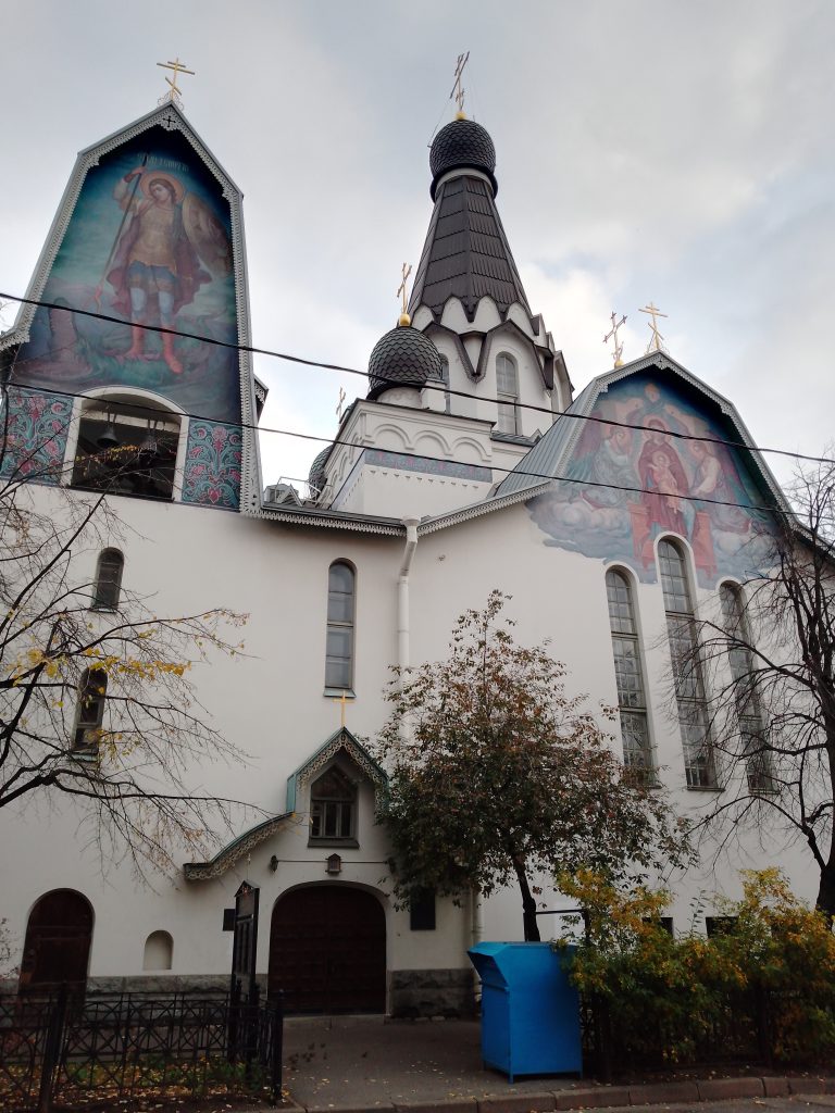 Архитектурный ансамбль подворья Творожковского монастыря: гармоничное сочетание традиционного церковного зодчества и современной городской среды