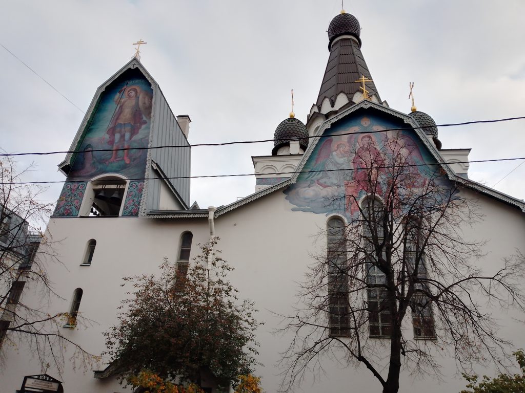 Подворье Творожковского монастыря в Санкт-Петербурге — духовный оазис в сердце Северной столицы. Вид на храм и колокольню в мягком петербургском свете