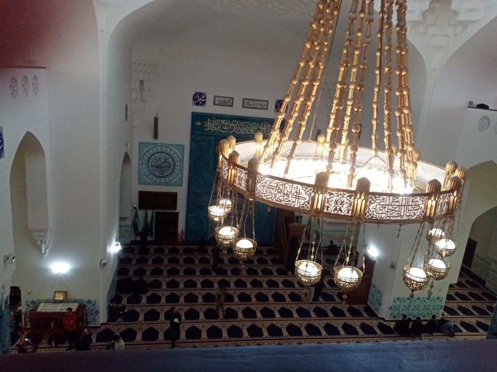 Экскурсия в мечеть Санкт-Петербург  в Соборную мечеть спб Экскурсии — это возможность познакомиться с одной из самых значимых исламских святынь России и одним из архитектурных символов города. Расположенная недалеко от метро «Горьковская», мечеть поражает масштабом: её синий купол и два 49-метровых минарета вдохновлены узбекской архитектурой, в частности — памятниками Самарканда