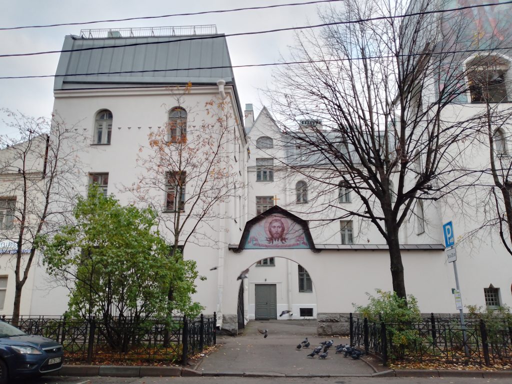 Уютное подворье Творожковского монастыря — тихий уголок духовной жизни среди городской суеты. Белокаменные стены, зелёный двор и атмосфера умиротворения