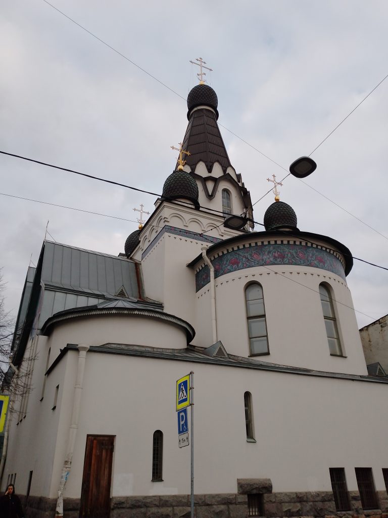 Творожковское подворье в Санкт-Петербурге — место молитвы, тишины и культурного наследия. Снимок запечатлел его в лучах утреннего солнца