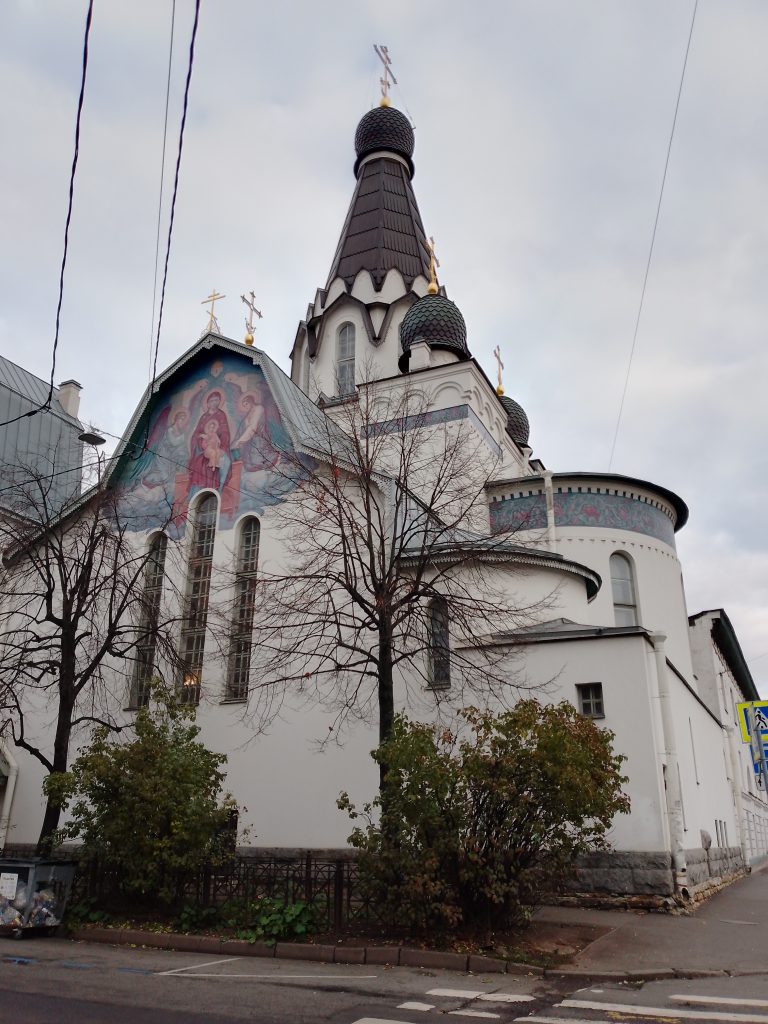 Современный вид Творожковского подворья в Петербурге: аккуратный храм, ухоженная территория и верующие у входа — символ живой церковной жизни