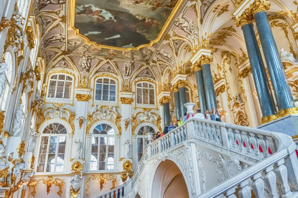 Иорданская лестница в Эрмитаже Иорданская лестница в Эрмитаже - начало групповой экскурсии