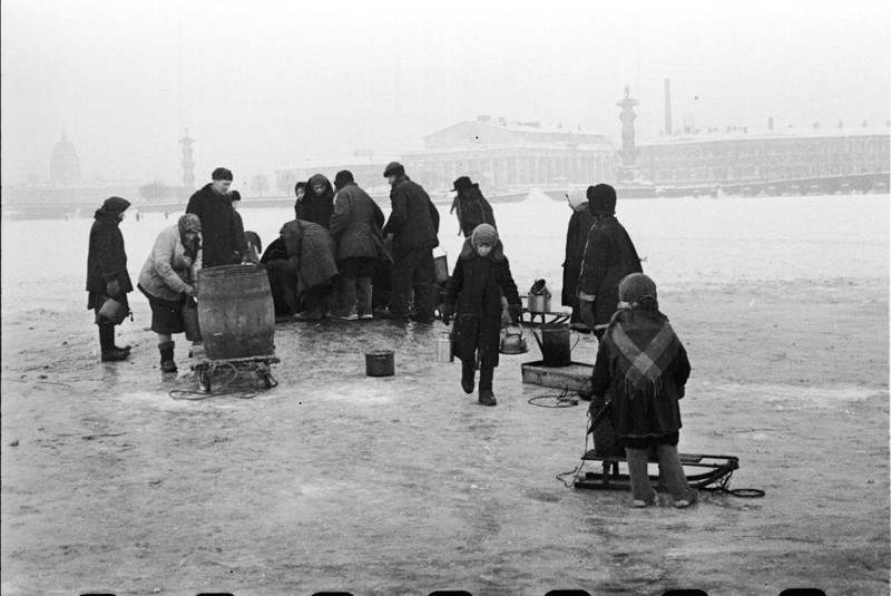 Блокадная полынья - здесь из ледяной проруби брали воду жители блокадного Ленинграда