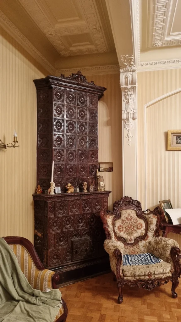 Дореволюционный интерьер коммунальной квартиры в Санкт-Петербурге, которую можно посетить на экскурсии по комуналкам Питера