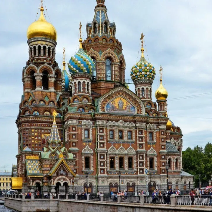 Экскурсия по Петербургу на автобусе позволит осмотреть легендарный Храм Спаса на крови