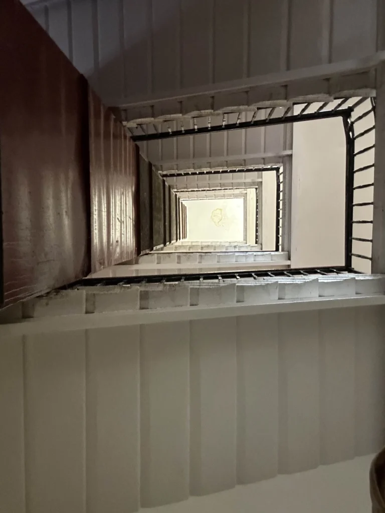 Черная лестница в коммунальную квартиру, ведущая прямо на кухню