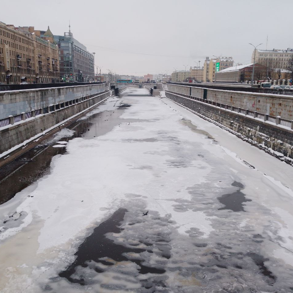 Обводный канал зимой покрыт льдом, однако переходить его польду может быть опасно