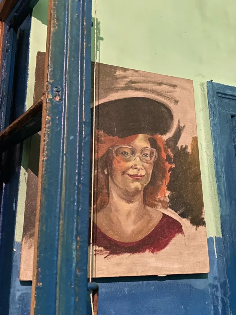 Портрет художницы, жившей по соседству с Довлатовым в коммунальной квартире, в которую можно попасть в составе автоской экскурсии по коммуналкам Петербурга