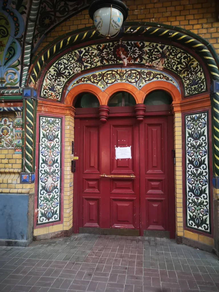 экскурсия по парадным и коммуналкам покажет вам самую пафосную парадную Питера, ну или по крайней мере одну из них