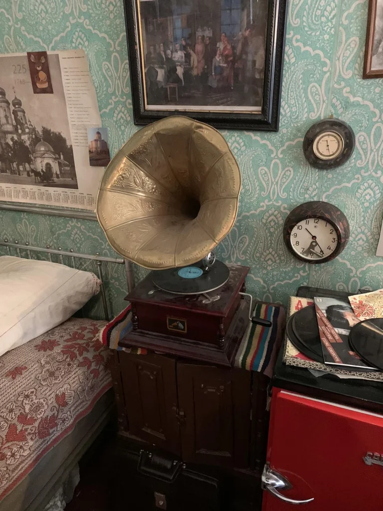 Патефон и другие личные вещи в квартире писателя Довлатова, которые можно трогать руками и фотографировать на авторской экскурсии по коммуналкам Петербурга
