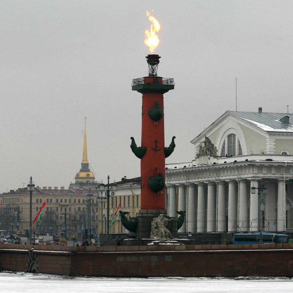 Автобусная экскурсия по Питеру заезжает на Стрелку Васильевского острова к Ростральным колоннам